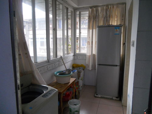 桂林市中心民主路自立小区一房一厅出租，家电家具齐全，月租750元