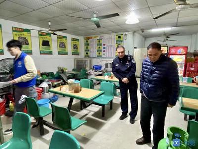 石厦警务室联合网格员开展三小场所及房产中介专项检查